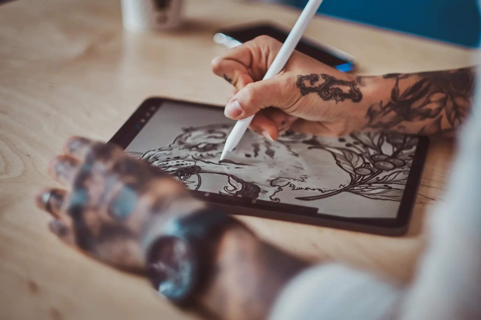 Tatuaże na ręce: projektowanie wzoru na tablet