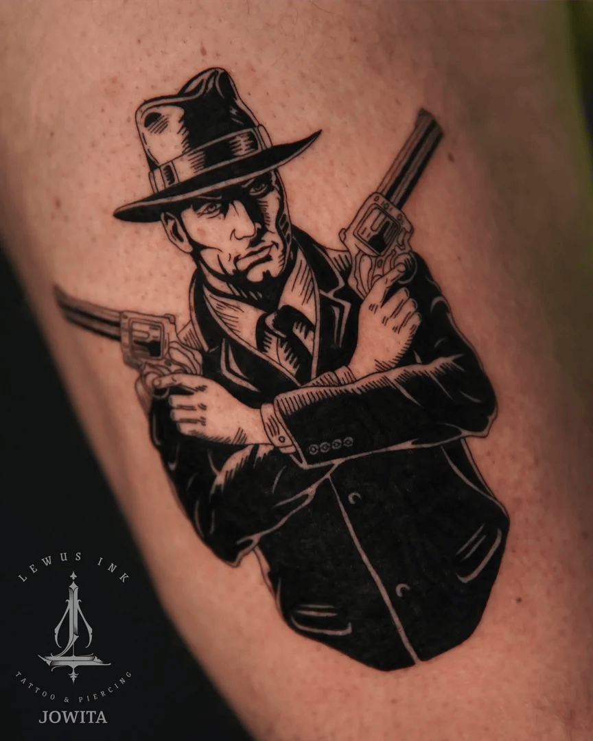 Tatuaż męski: gangster z pistoletami na przedramieniu