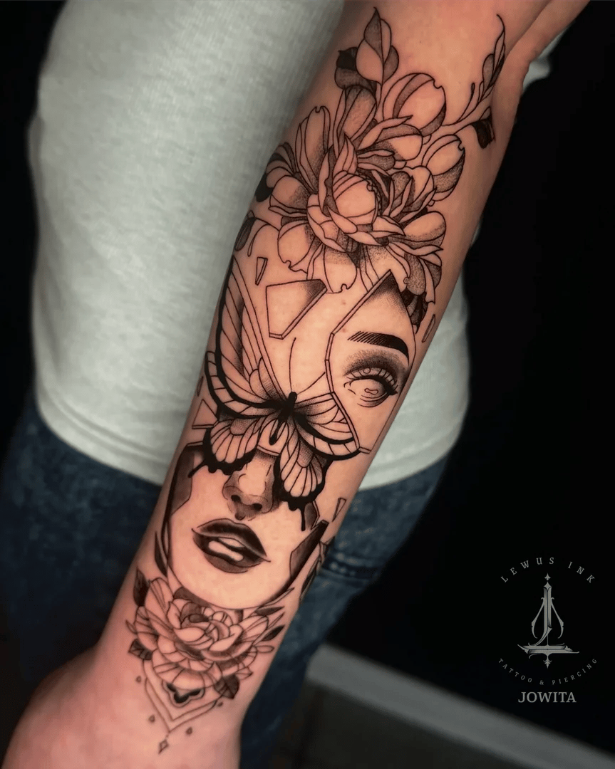 Geometryczny tatuaż: kobieta i motyl na przedramieniu