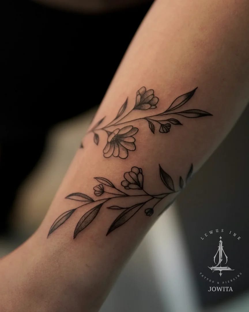 Delikatne tatuaże: kwiaty na przedramieniu