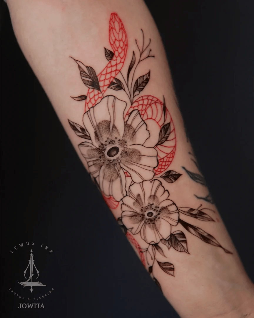 Delikatny tatuaż: kwiaty i wąż na przedramieniu