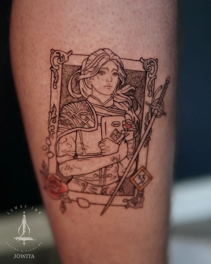 Fine line tatuaż: kobieta z książką i mieczem