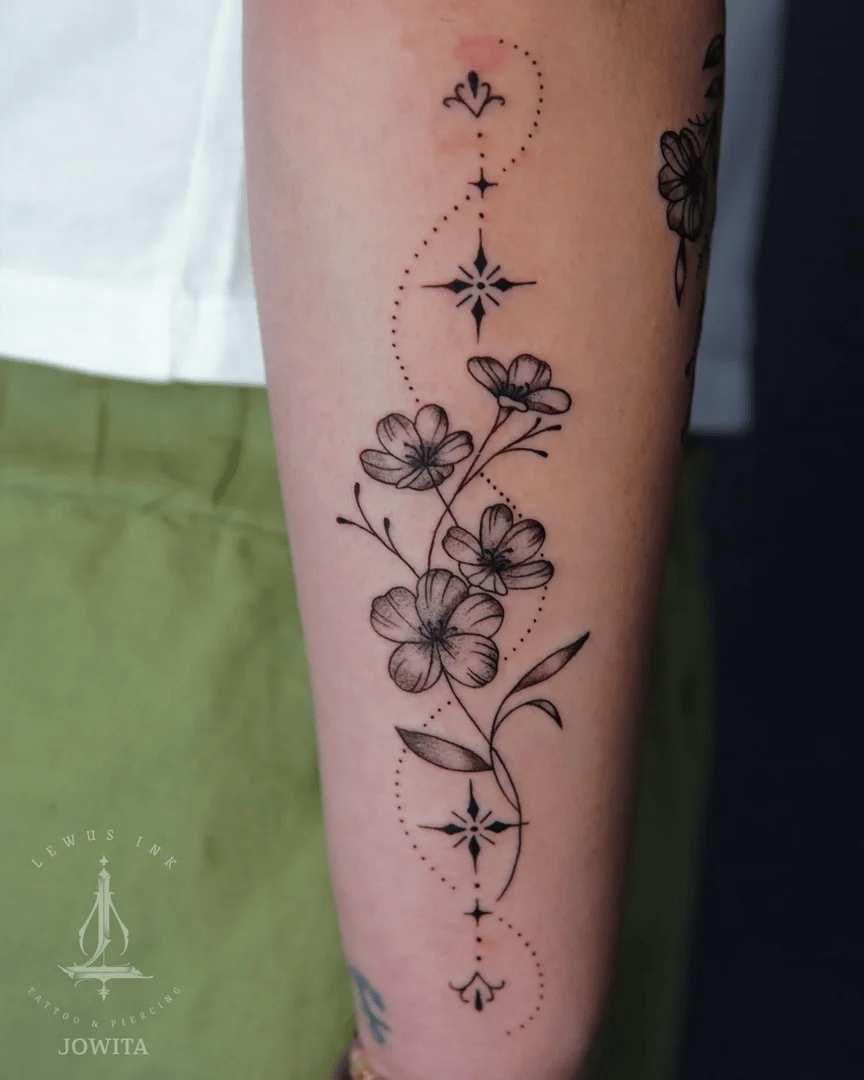 Delikatne tatuaże: kwiaty na przedramieniu