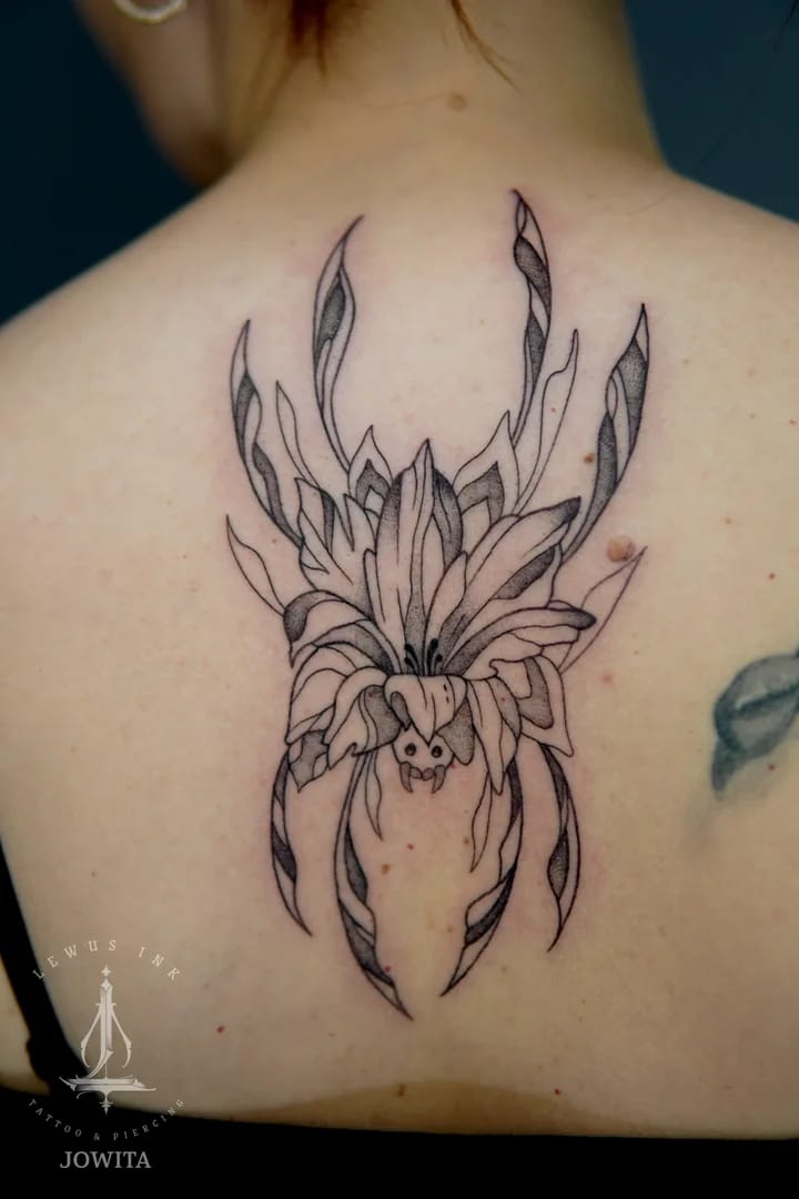 Delikatny tatuaż: abstrakcyjny pająk na plecach