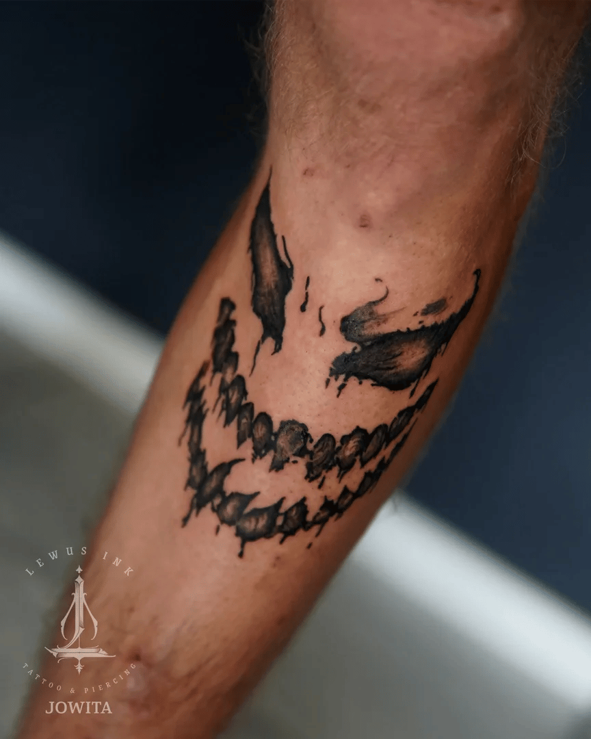 Męski tatuaż: demoniczna twarz na przedramieniu