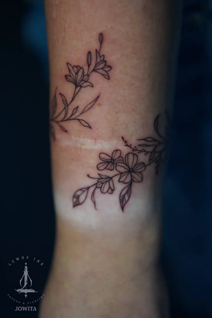 Delikatne tatuaże damskie: kwiaty linework na przedramieniu