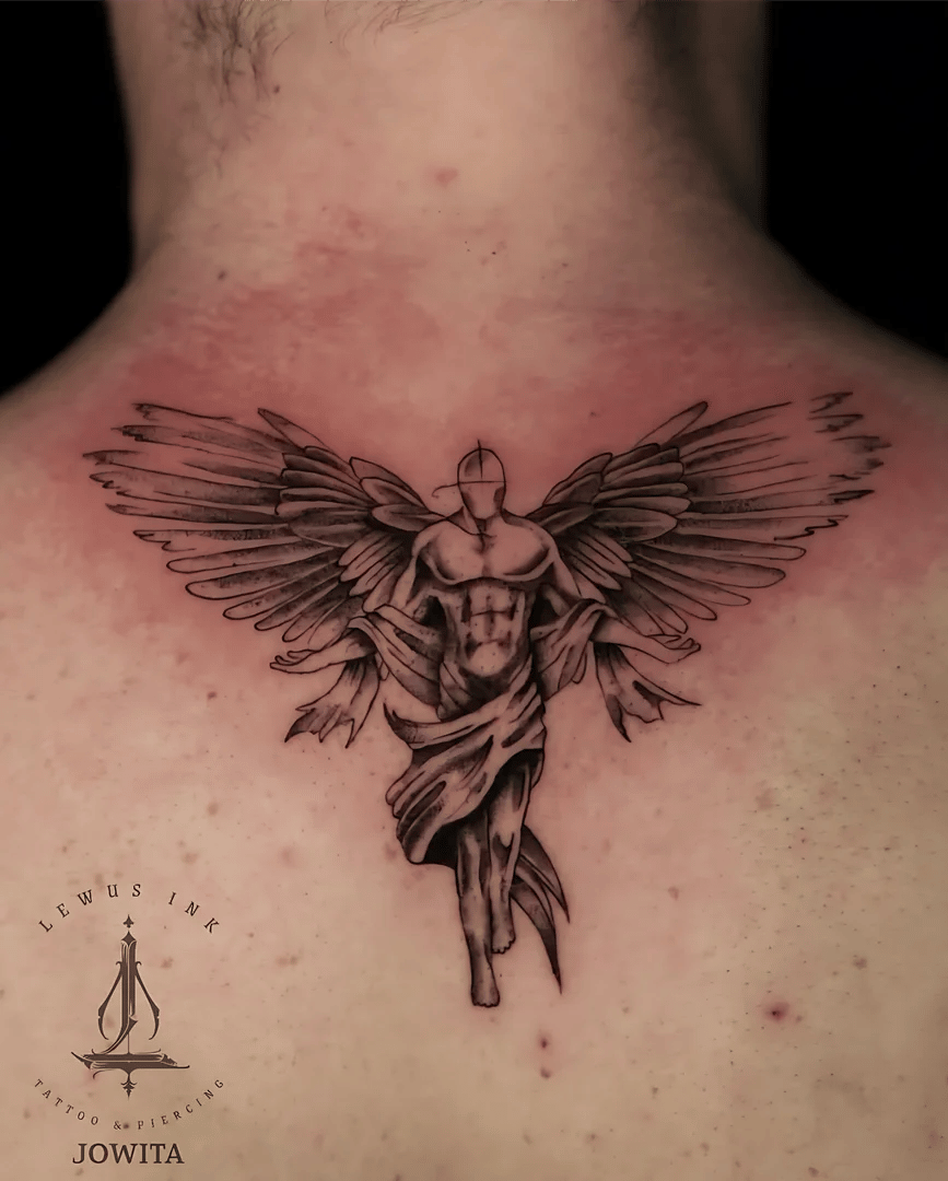 Delikatne tatuaże na skórze