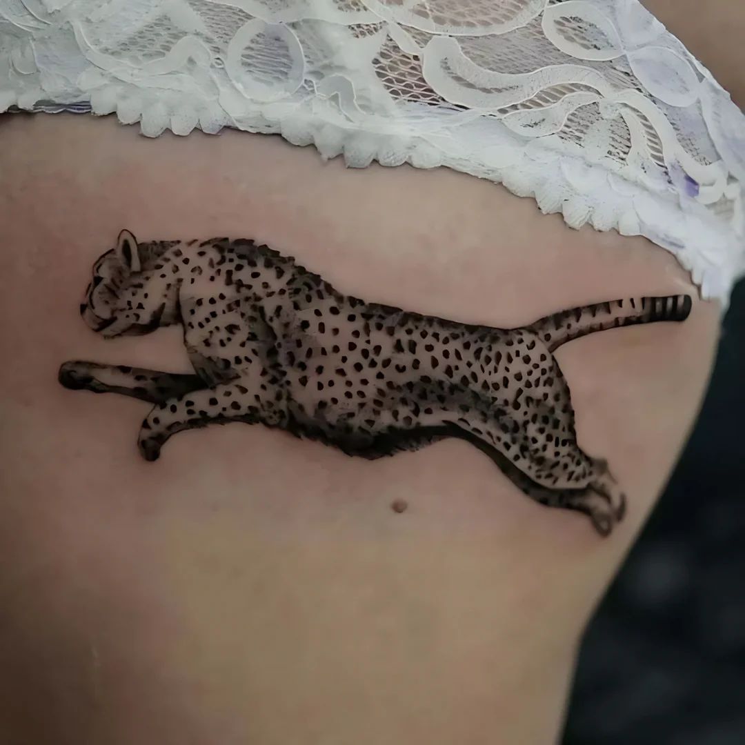 Delikatne tatuaże na skórze