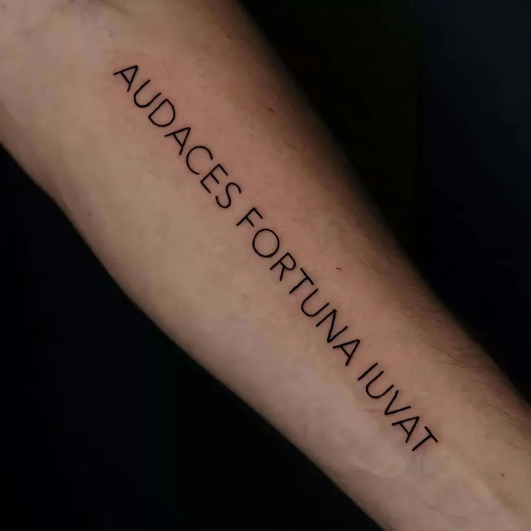 Delikatne tatuaże na skórze