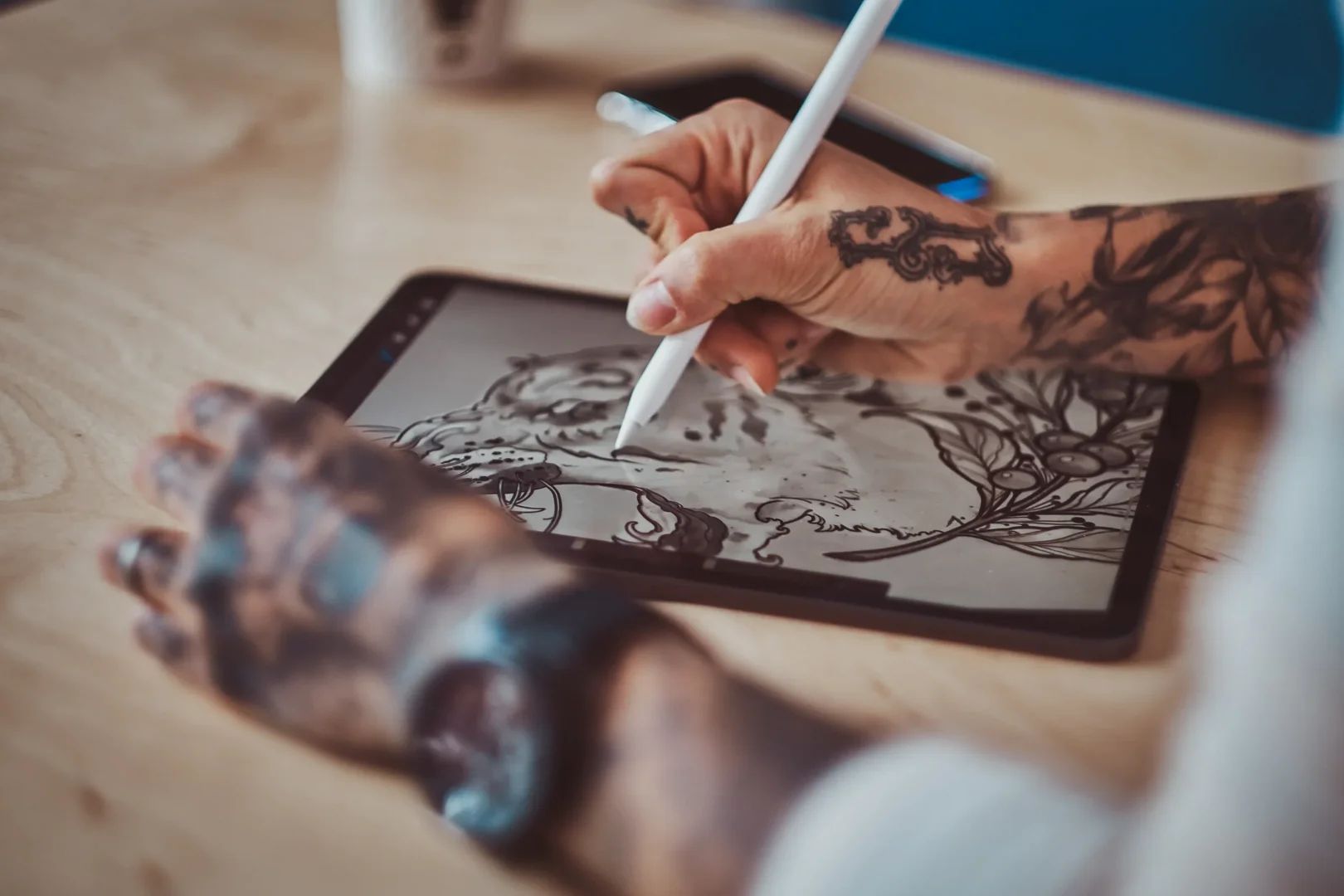 Tatuaże na ręce: projektowanie wzoru na tablet