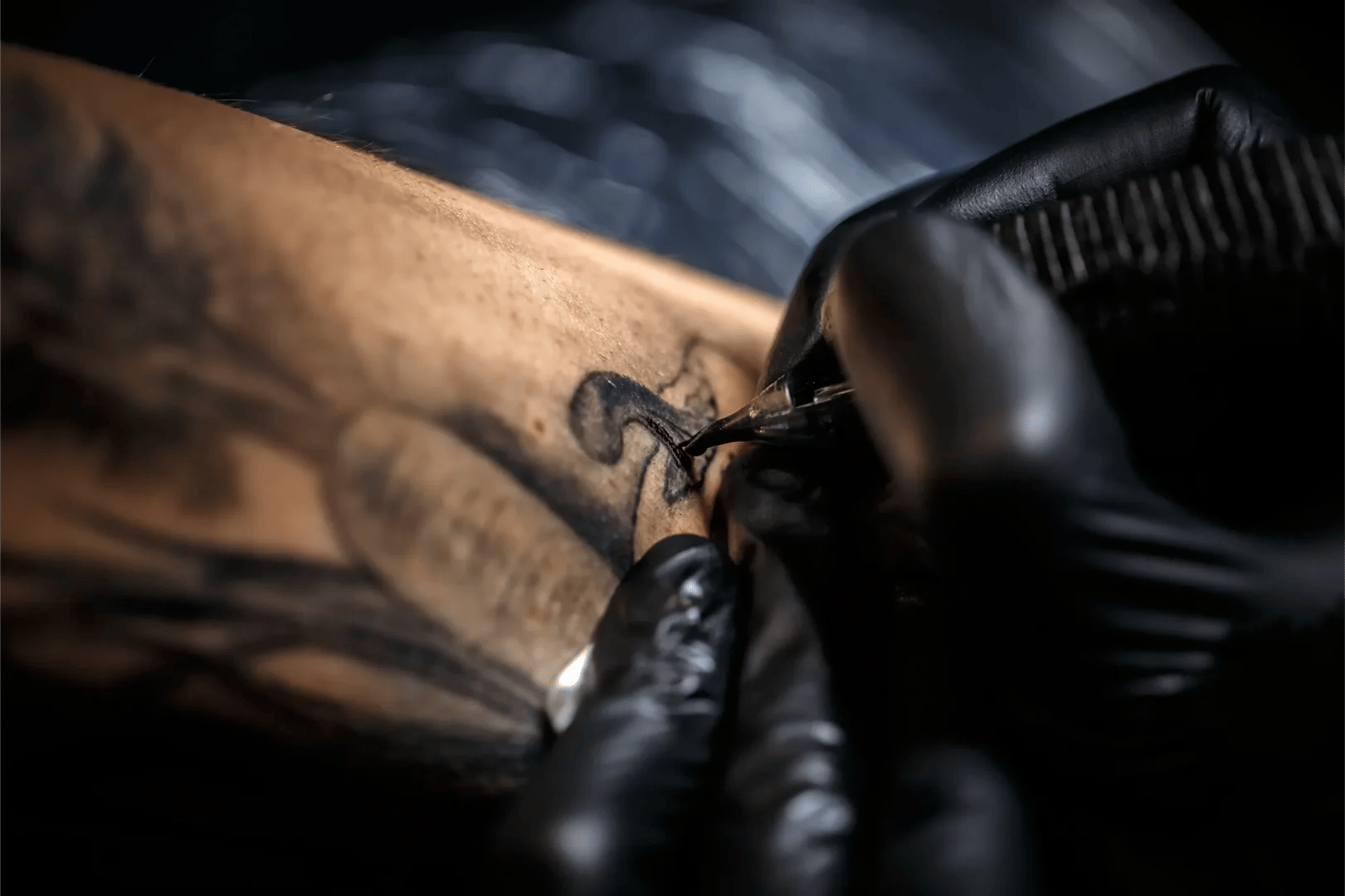 Proces tatuowania na przedramieniu: detale wykonania tatuażu