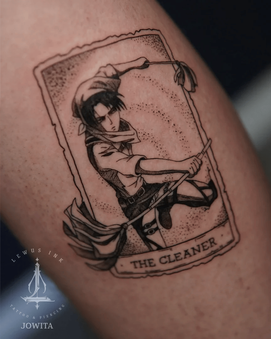 Duży tatuaż linework na udzie przedstawiający postać anime z napisem THE CLEANER w stylizowanej ramce. Tatuaże Linework