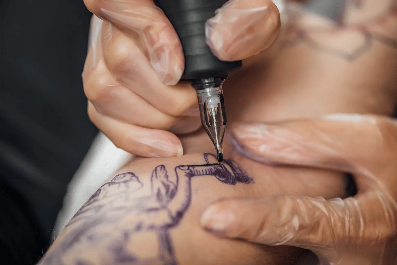Proces tatuowania: przygotowanie wzoru na skórze