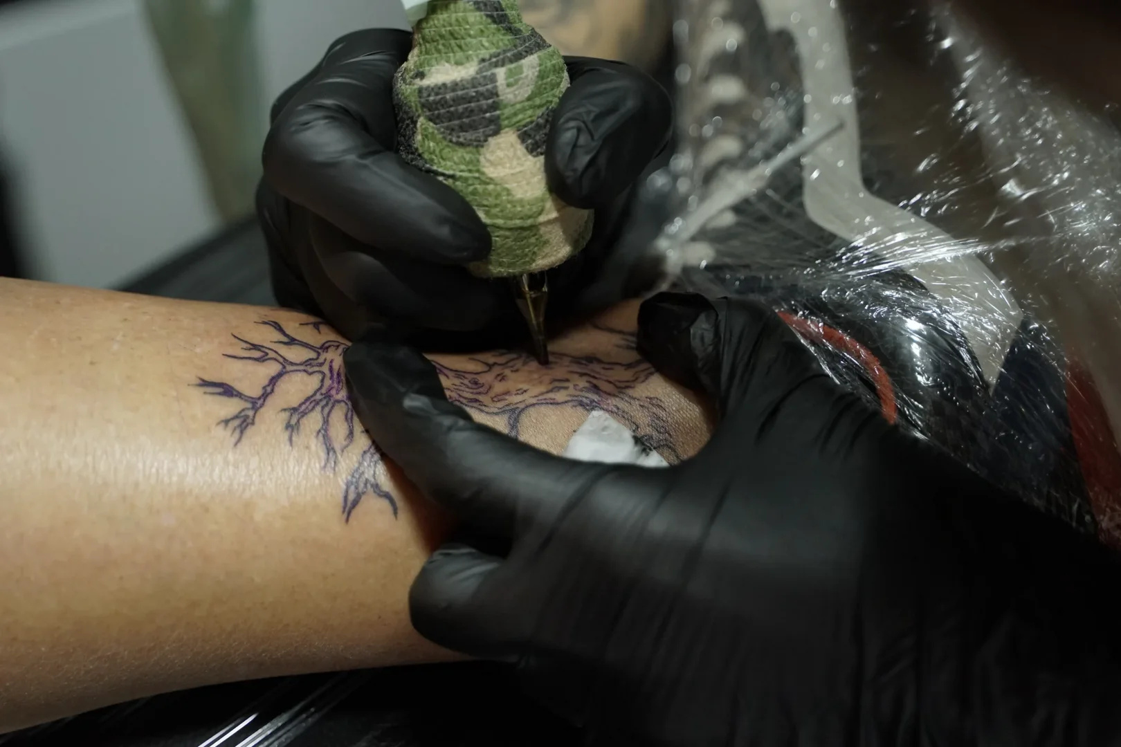 Proces tatuowania: przygotowanie do tatuażu na przedramieniu